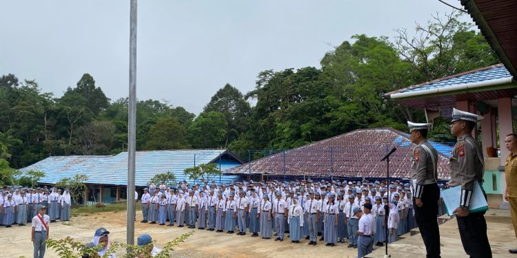 Hari Lalu Lintas Bhayangkara ke-70, Satlantas Polres Sekadau Sosialisasi Keselamatan di SMA Negeri 1
