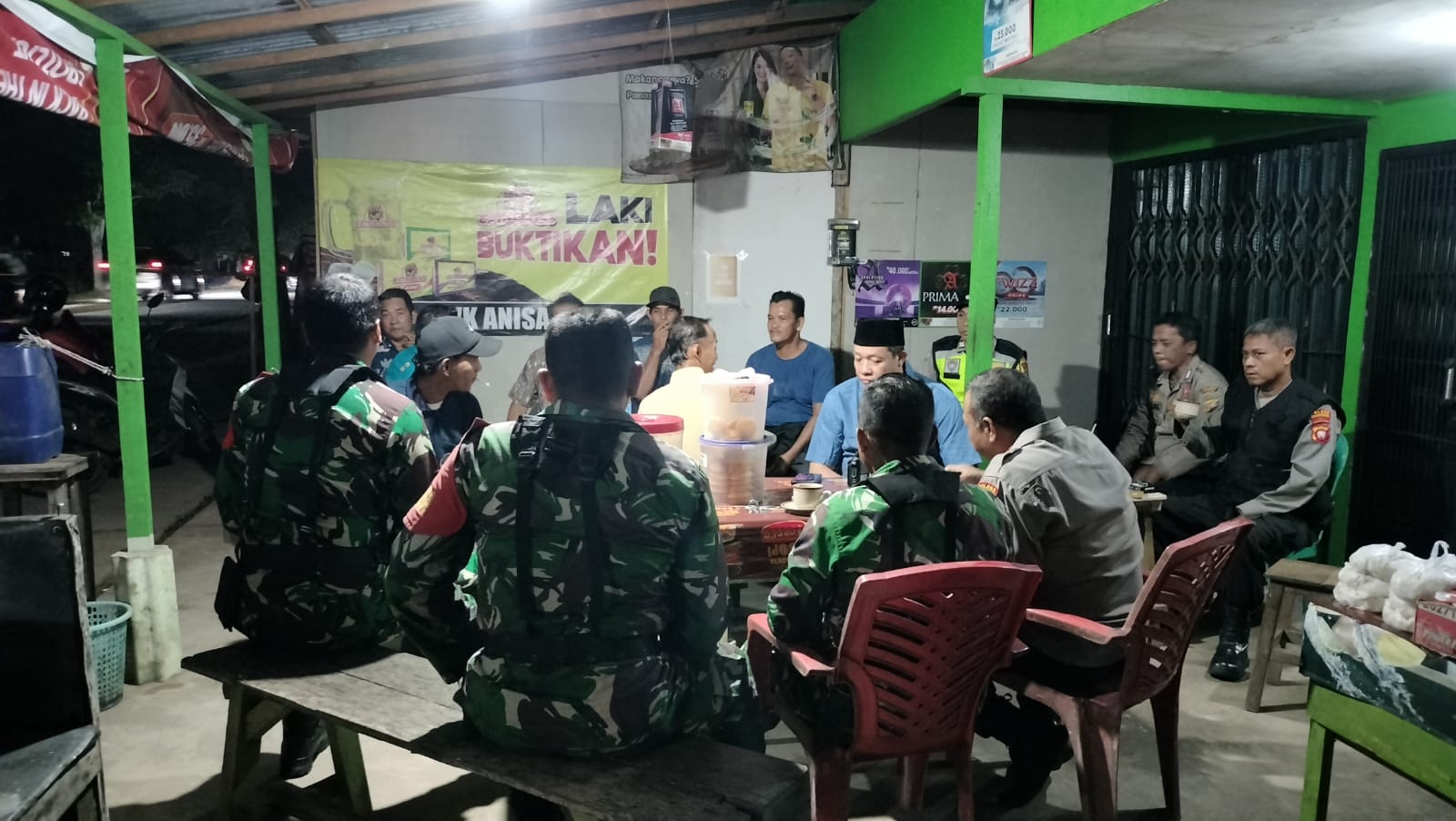 Kebersamaan TNI-Polri dan Warga Singkawang Utara Wujudkan Pengamanan Swakarsa