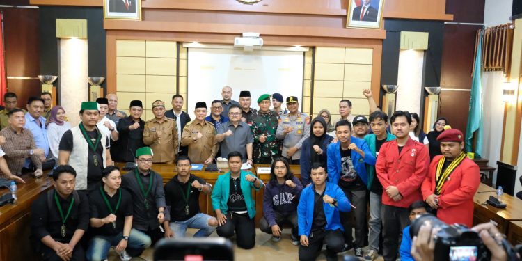 Aksi Mahasiswa Menggugat di DPRD Kalbar Berjalan Damai, Kapolda: “Tidak Ada yang Kebal Hukum”