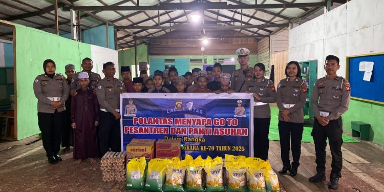 HUT Lalu Lintas Bhayangkara ke-70, Polantas Sekadau Sentuh Pesantren dengan Bantuan dan Edukasi