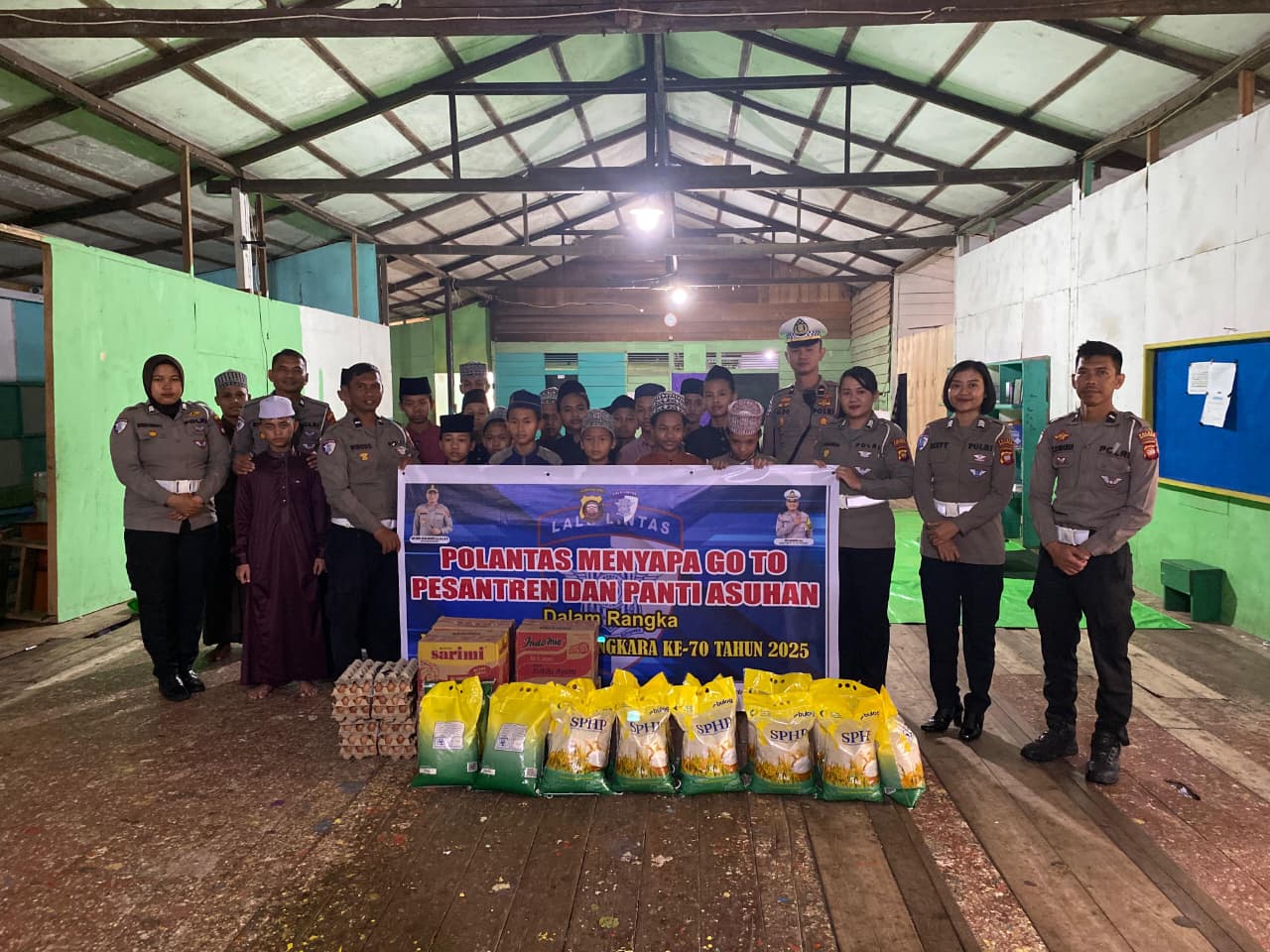 HUT Lalu Lintas Bhayangkara ke-70, Polantas Sekadau Sentuh Pesantren dengan Bantuan dan Edukasi