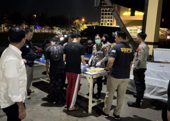 Ditreskrimsus Polda Kalbar Amankan 17 Peserta Unjuk Rasa di DPRD, Temukan Bom Molotov dan Senjata Tajam