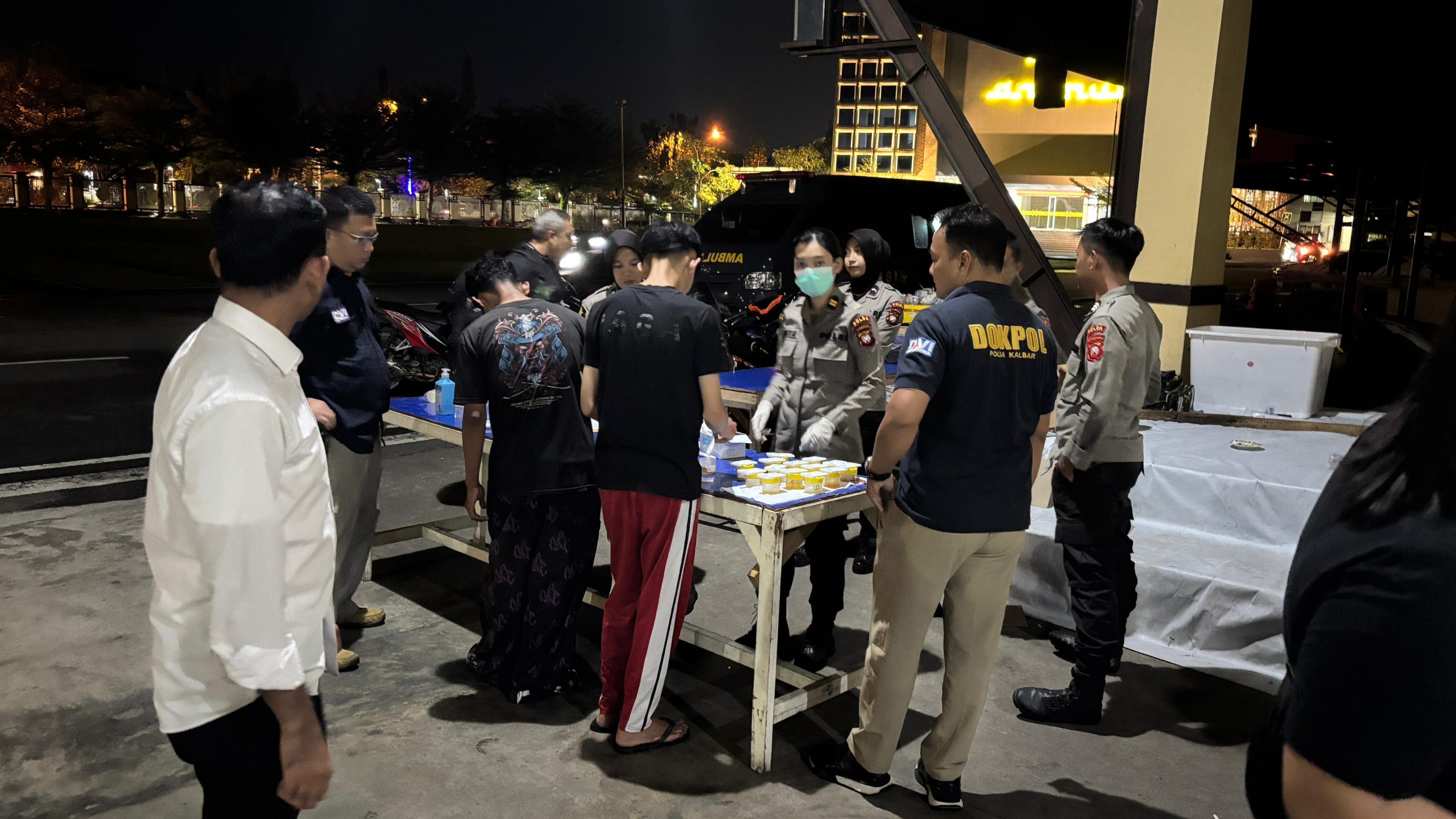 Ditreskrimsus Polda Kalbar Amankan 17 Peserta Unjuk Rasa di DPRD, Temukan Bom Molotov dan Senjata Tajam