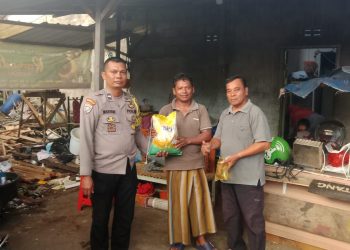 Ringankan Beban Warga, Bhabinkamtibmas Polresta Pontianak Bagikan Beras dan Minyak Goreng