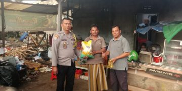 Ringankan Beban Warga, Bhabinkamtibmas Polresta Pontianak Bagikan Beras dan Minyak Goreng