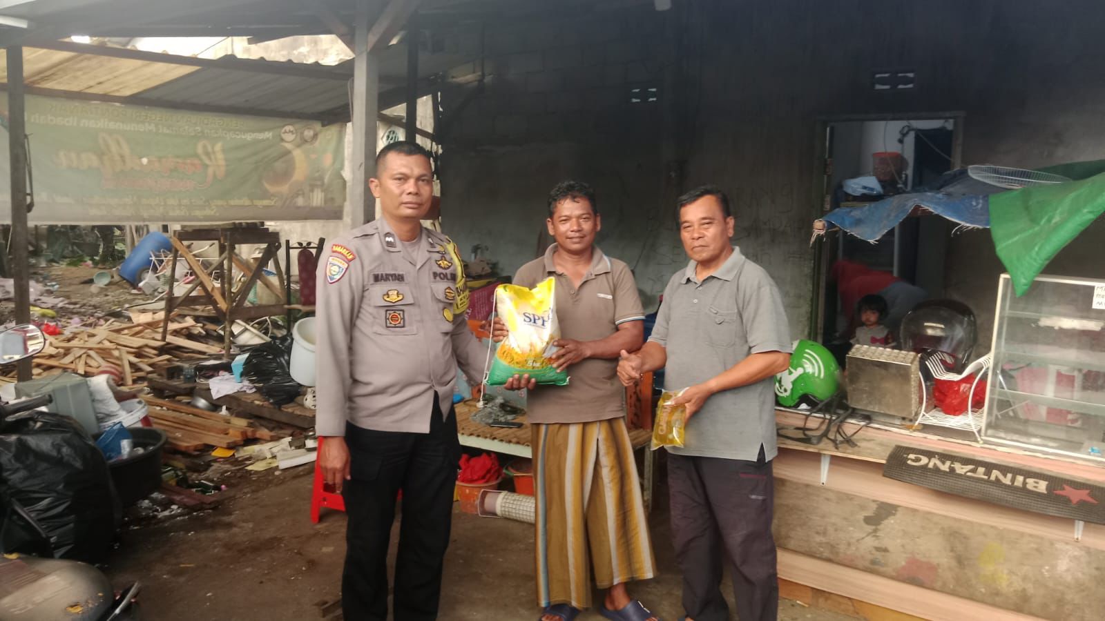 Ringankan Beban Warga, Bhabinkamtibmas Polresta Pontianak Bagikan Beras dan Minyak Goreng